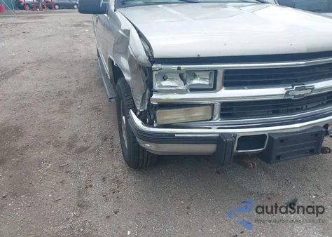 1999 Chevrolet Suburban C2500 из США, поврежденный, VIN 3GNGC26F0XG206137